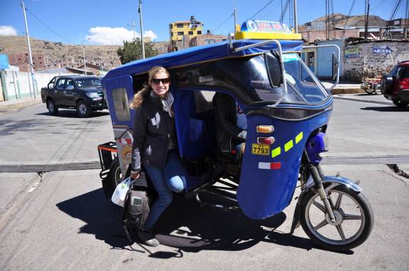 Saindo do táxi que nos levou até o porto de Puno, no lago Titicaca, no Peru
